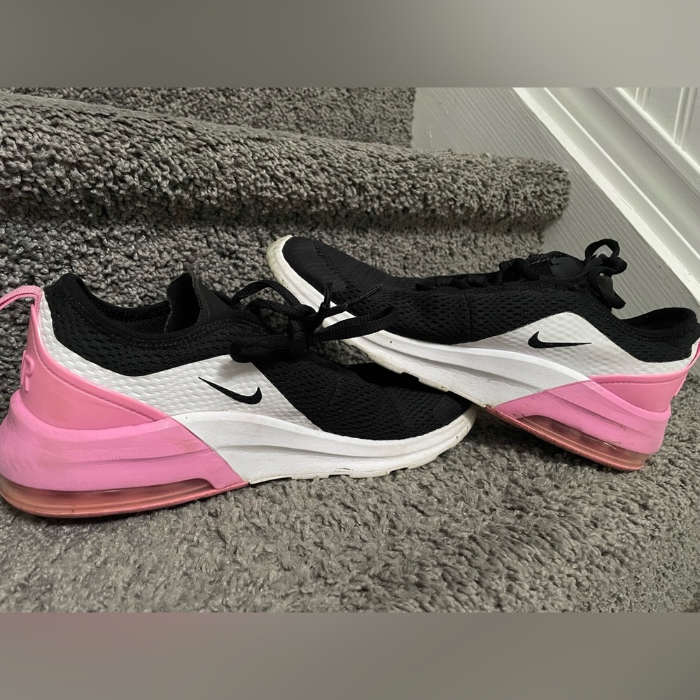 Women’s Youth Nike Airmax Motion 2 Shoes - Size 7Y